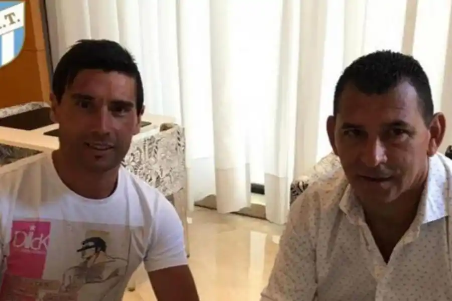  LOS ÚLTIMOS DOS. Leito e Ignacio Golobisky posan con los refuerzos de Atlético en enero: Matías Alustiza (foto) y Guillermo Ortiz.  