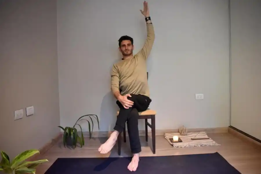 ARDHA MATSYENDRASANA. Versión adaptada a silla. Torsión que permite que la columna tenga movilidad lateral y mejora la agillidad del movimiento.