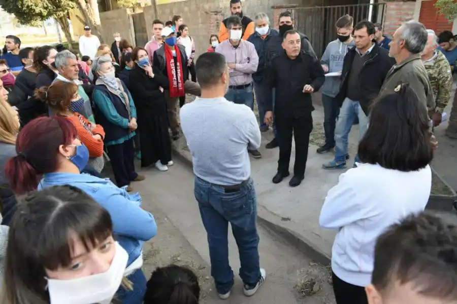 PREOCUPACIÓN. Los vecinos escucharon una nueva propuesta de una agencia de seguridad para intentar revertir los ataques contra el barrio. LA GACETA / FOTOS DE DIEGO ARÁOZ