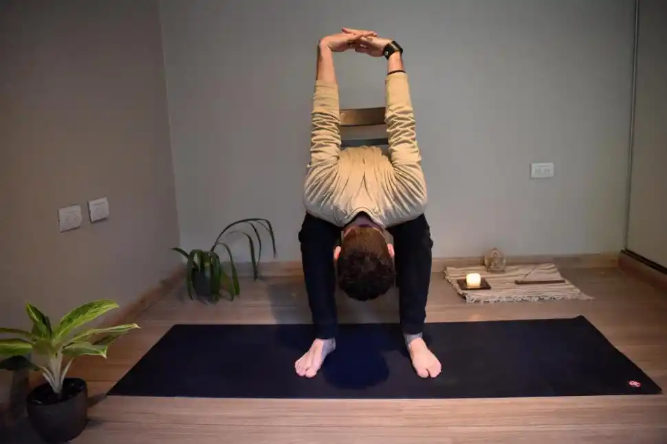 UTTANASANA. Versión con expansión de pecho adaptada a silla. Estiramiento intenso de las piernas, los brazos y los músculos de la espalda.