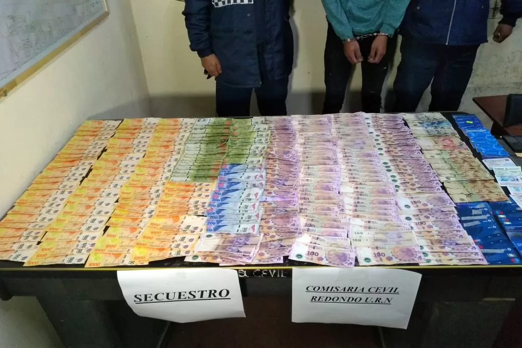 SECUESTRO. El dinero encontrado en la propiedad del sospechoso. Foto: Prensa Ministerio de Seguridad.
