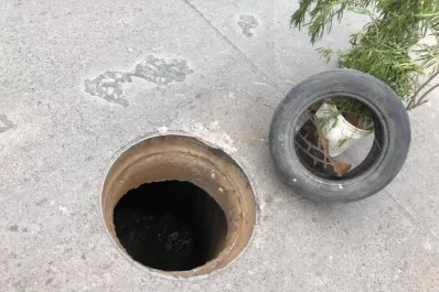 Peligrosa boca de cloaca sin tapa en avenida Alfredo Guzmán al 200