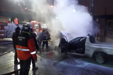 Dejó la camioneta en la calle ¡y se prendió fuego!