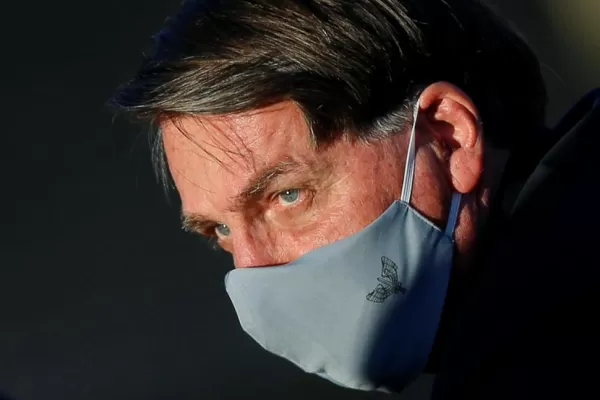 La Justicia obliga a Bolsonaro a usar barbijo en público