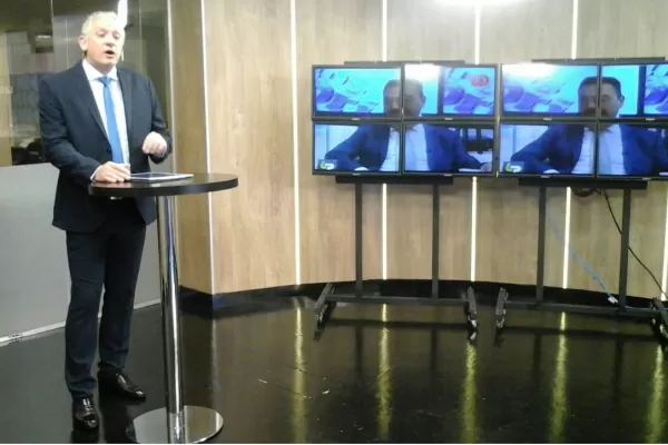 El editorial de Van Mameren: en la danza de difusos opositores, el rector pateó el tablero con Toledo