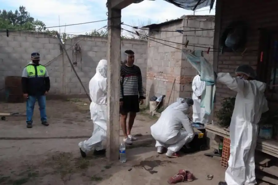 PERITAJE. Los científicos examinaron la vivienda donde murió la pareja.