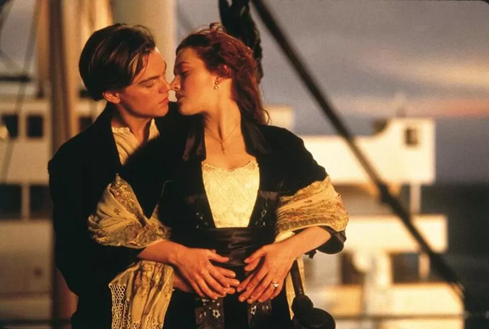 IMAGEN ICÓNICA. Es posible imaginar a Jack y Rose en la proa del “Titanic”.   