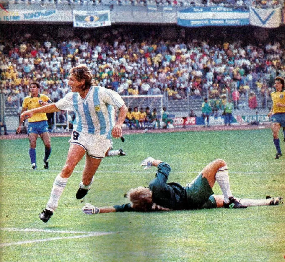 ¡QUÉ MOMENTO! Caniggia ya definió y está a punto de iniciar su festejo; Taffarel, en el piso, no lo puede creer. El 1-0 de Argentina sobre Brasil será eterno. afa - archivo - imagen de tv 