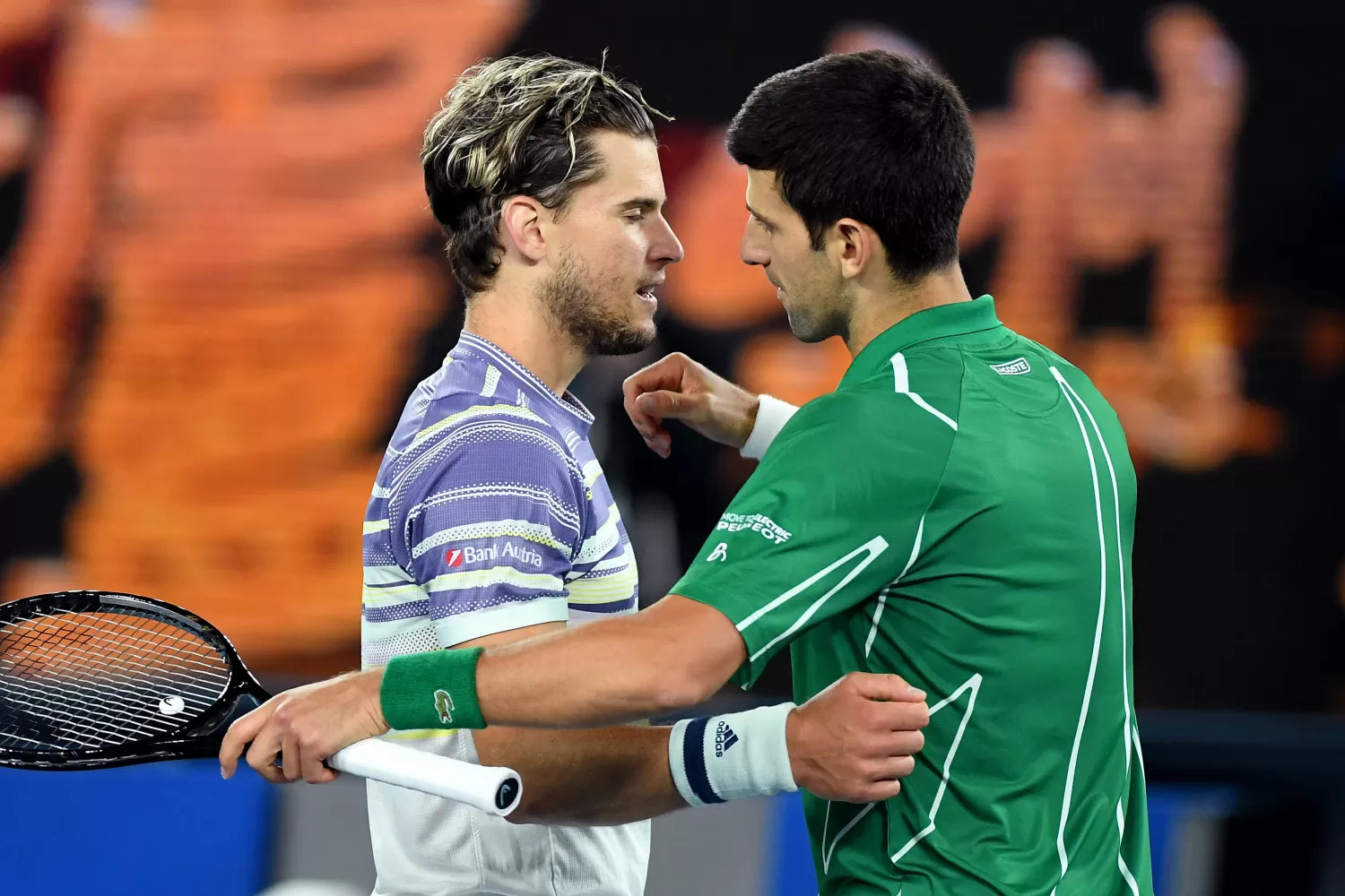 Thiem y Djokovic se abrazan después de la final disputada en Belgrado que ganó el austríaco. (DPA)