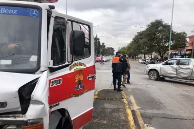 Un camión de Bomberos y una camioneta chocaron en Mate de Luna al 3.000