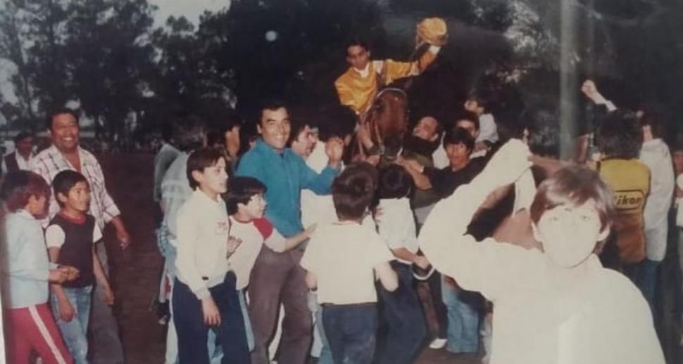 CON LA BARRA. Los seguidores del stud “Biyula” celebraron el triunfo de Viz Nubarrón en el Gran Premio “Batalla de Tucumán” de 1988.