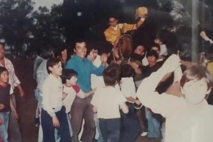 CON LA BARRA. Los seguidores del stud “Biyula” celebraron el triunfo de Viz Nubarrón en el Gran Premio “Batalla de Tucumán” de 1988.
