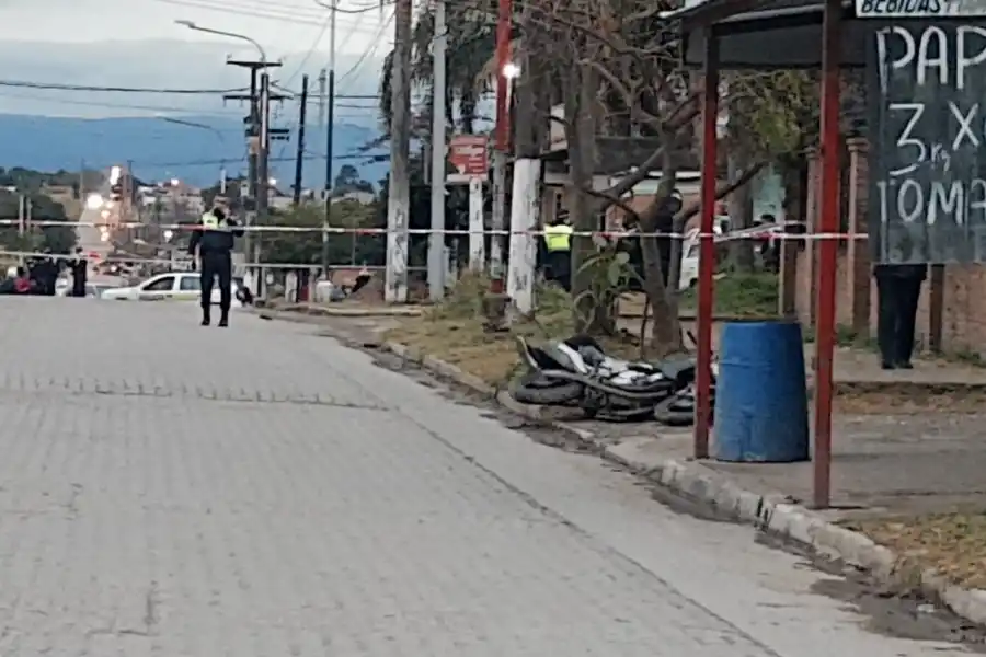 Asalto y muerte en Villa Mariano Moreno: tres delincuentes se enfrentaron a tiros con un policía