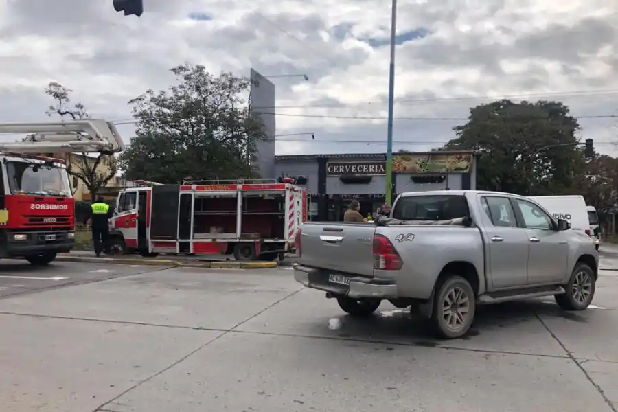 Un camión de Bomberos y una camioneta chocaron en Mate de Luna al 3.000