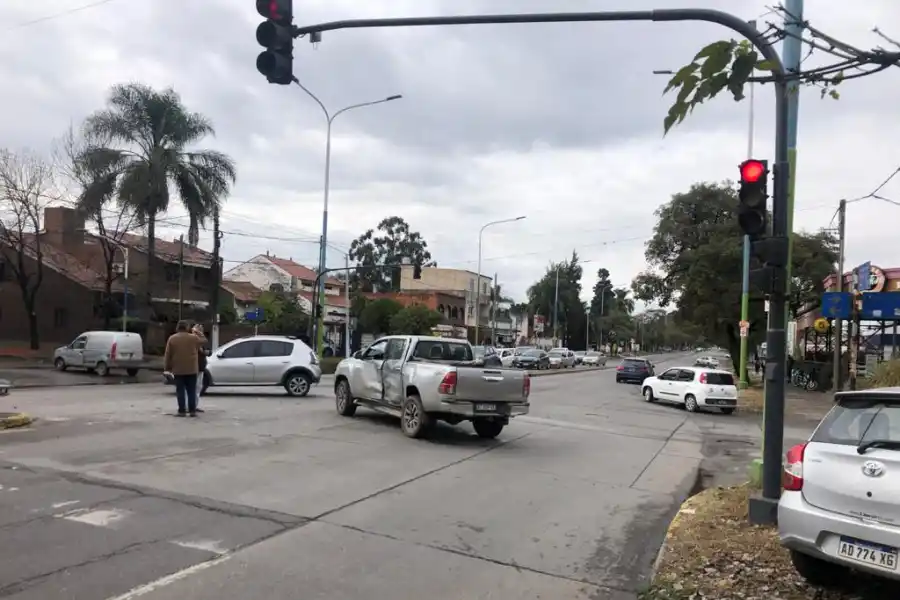 Un camión de Bomberos y una camioneta chocaron en Mate de Luna al 3.000