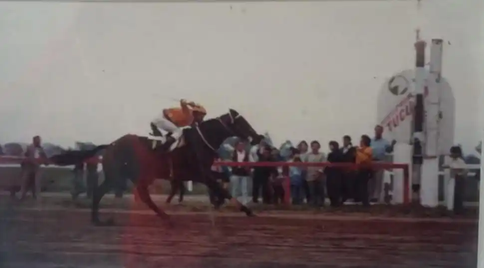 CONTUNDENTE ÉXITO. Conducido por el jinete Ramón Barrionuevo, Viz Nubarrón venció por más de 10 cuerpos a Hombourg en el “Batalla”. 