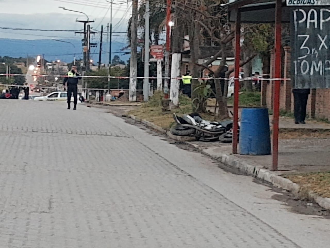 Asalto y muerte en Villa Mariano Moreno: tres delincuentes se enfrentaron a tiros con un policía