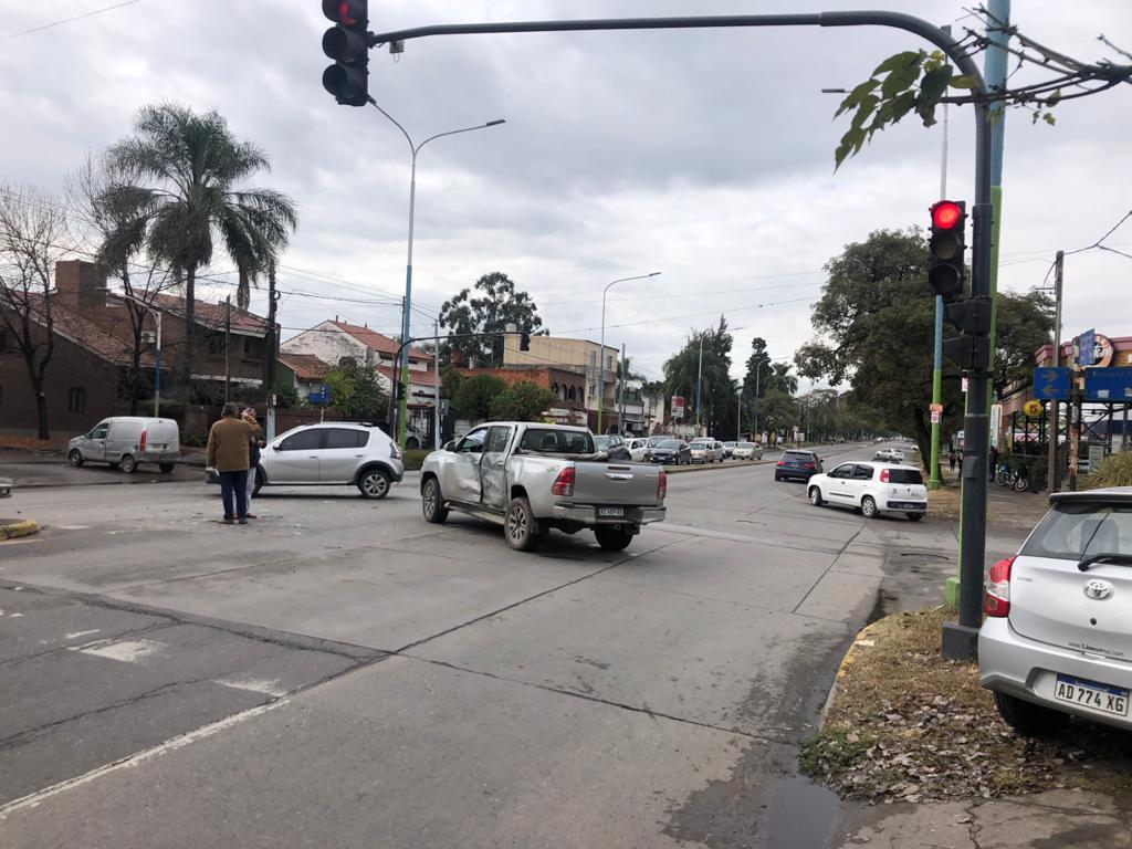 Un camión de Bomberos y una camioneta chocaron en Mate de Luna al 3.000