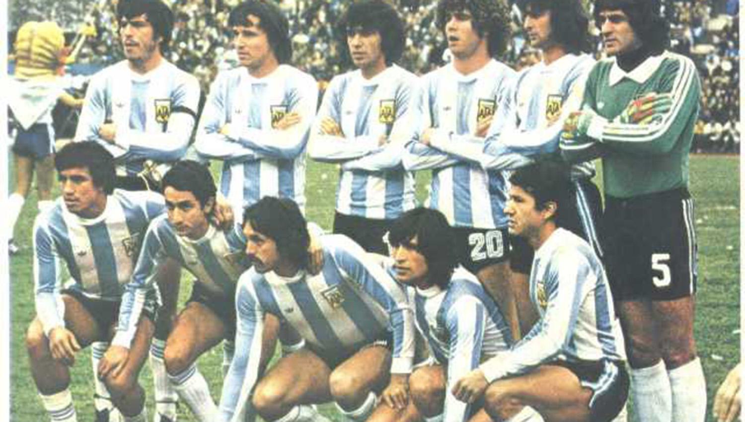 El equipo argentino que jugó la final contra Holanda. Parados: Passarella, Bertoni, Olguín, Tarantini, Kemps y Fillol. Agachados: Gallego, Ardiles, Luque, Ortiz y Galván. (ARCHIVO)