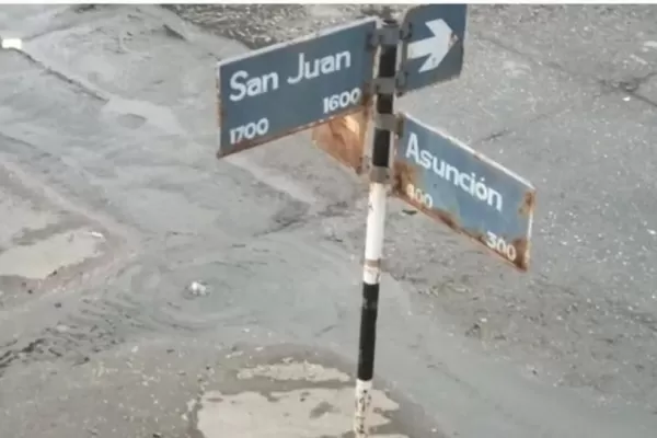 Una semana con un “géiser” cloacal en San Juan y Asunción