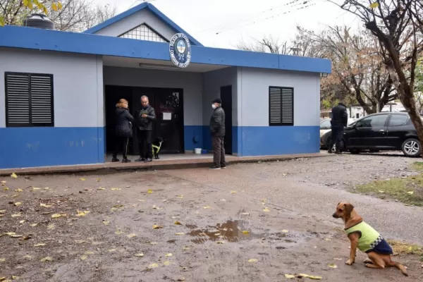 Alojan presos en las oficinas porque no hay lugar en las comisarías