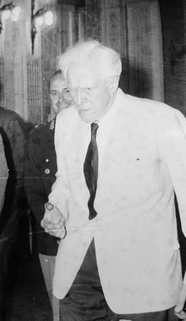 EN 1966. El diplomático en la última visita que realizó a la provincia y donde expuso en el Instituto Anglo sobre poesía inglesa. 