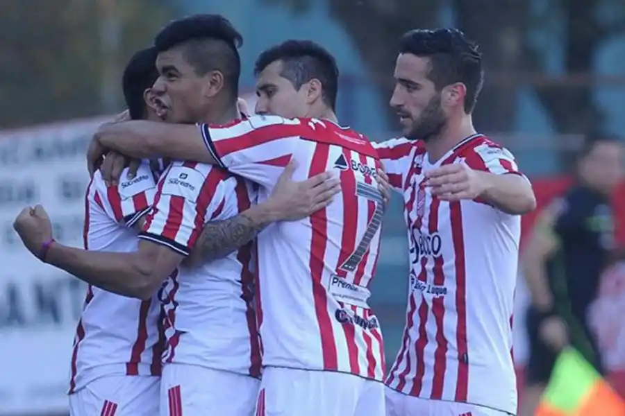 GOL. Ramón grita el 1-0 con “Turbo”, Briones y Viturro. 