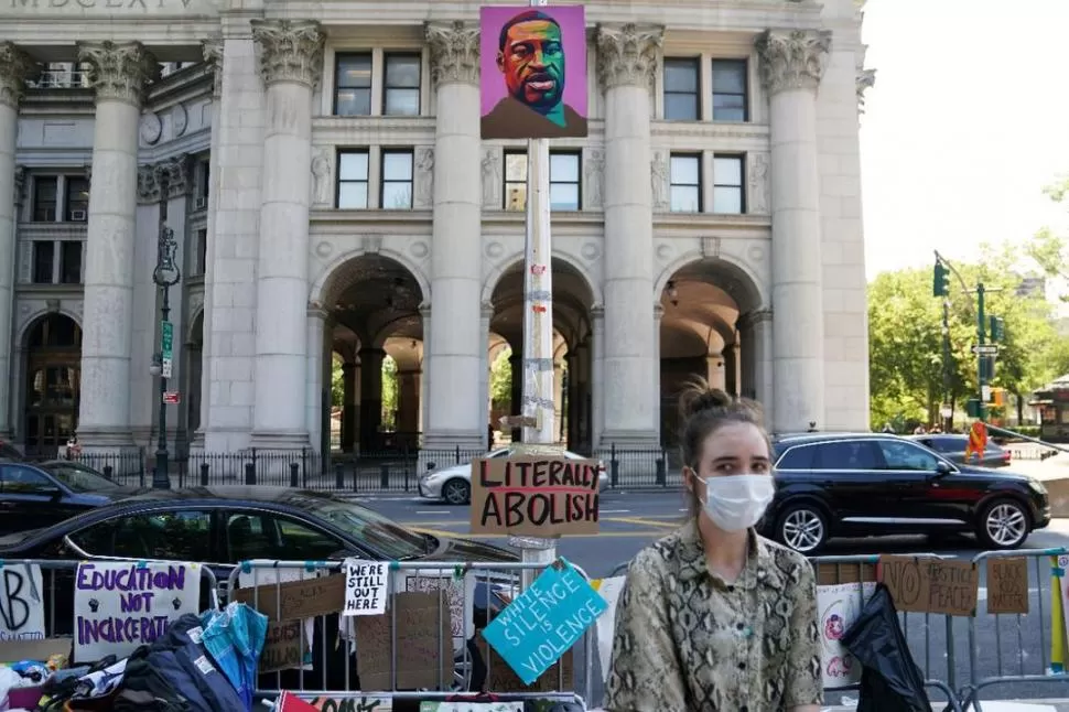 RECLAMO. La imagen de Floyd preside la protesta desde el edificio llamado “Ayuntamiento de la Zona Autónoma de Manhattan” por los manifestantes. reuters