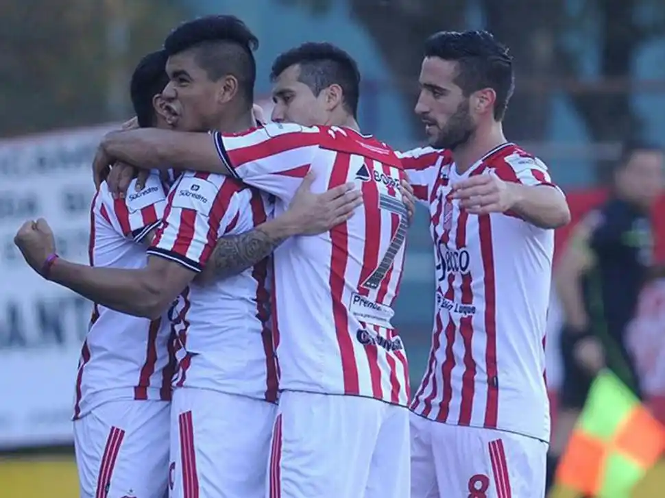 GOL. Ramón grita el 1-0 con “Turbo”, Briones y Viturro. 