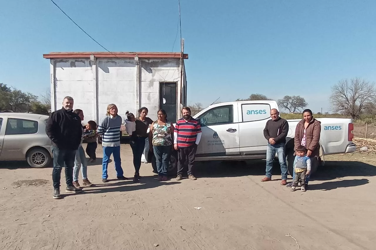 Representantes de dos organismos nacionales visitaron a la familia de Luis Espinoza