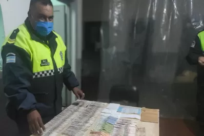 Encontró $ 29.000 arriba de un cajero automático y busca a su dueño para devolvérselo