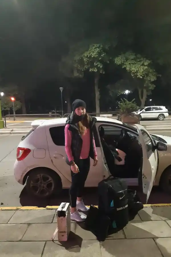 DESCARGA. En la vereda del hotel bajó, sin asistencia, su equipaje. 