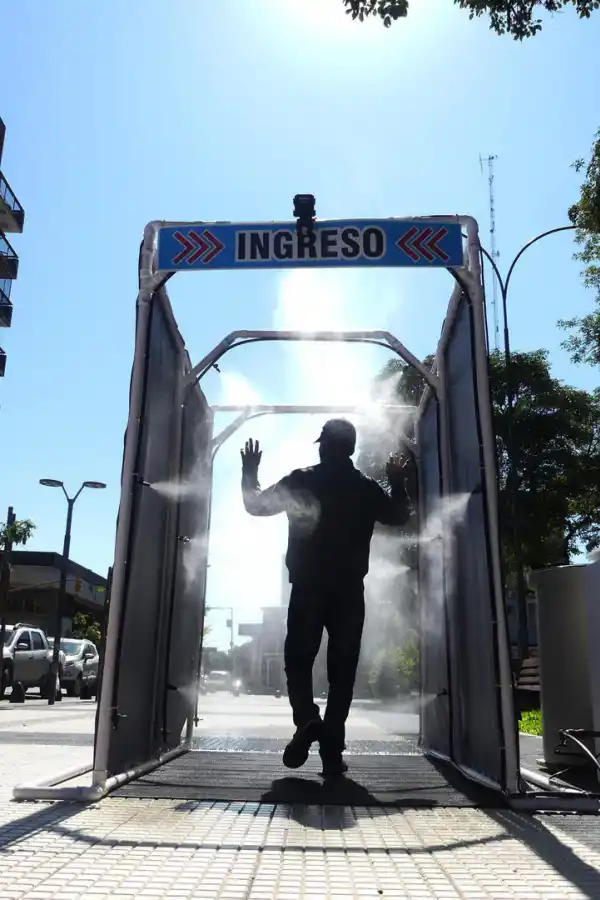 CONCEPCIÓN. El sanitizador obligó a “purificarse” en la plaza Mitre.