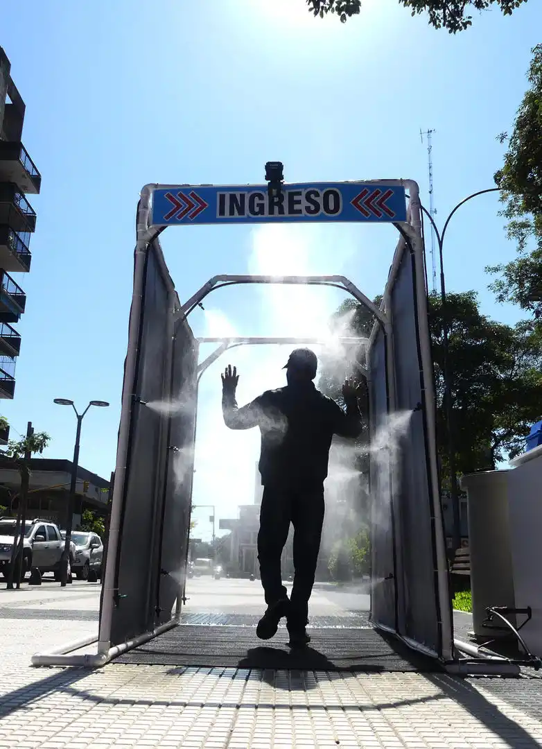 CONCEPCIÓN. El sanitizador obligó a “purificarse” en la plaza Mitre.