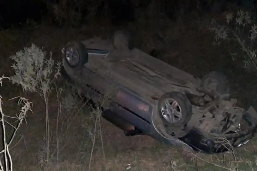ACCIDENTE. Los vecinos, en un primer momento, asistieron a los asaltantes, pero después detuvieron a uno.  