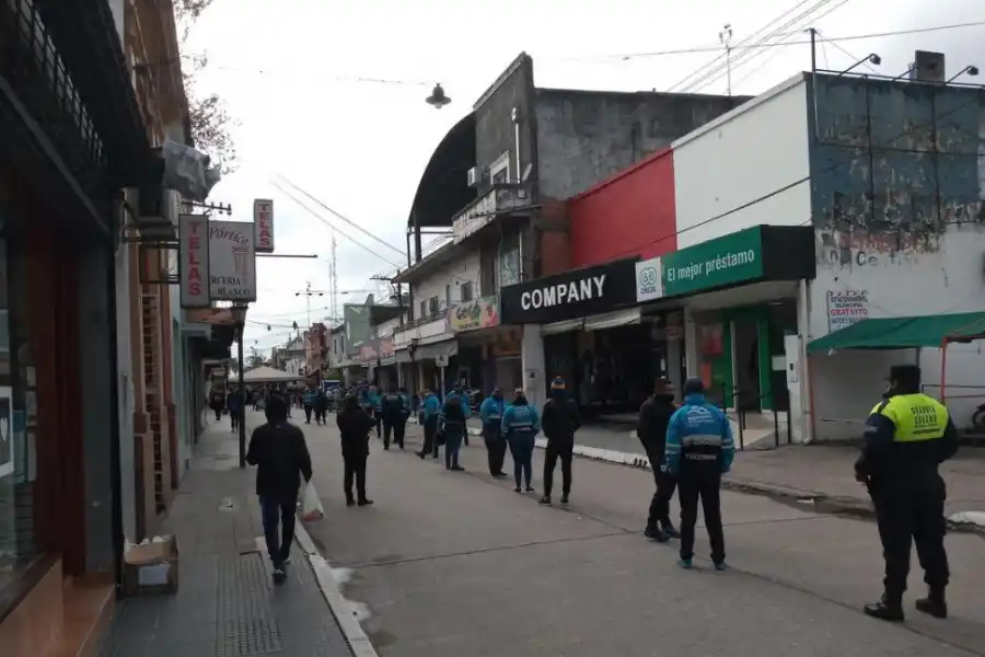 LARGA FILA. Sólo salieron a la calle los que debían hacer trámites.