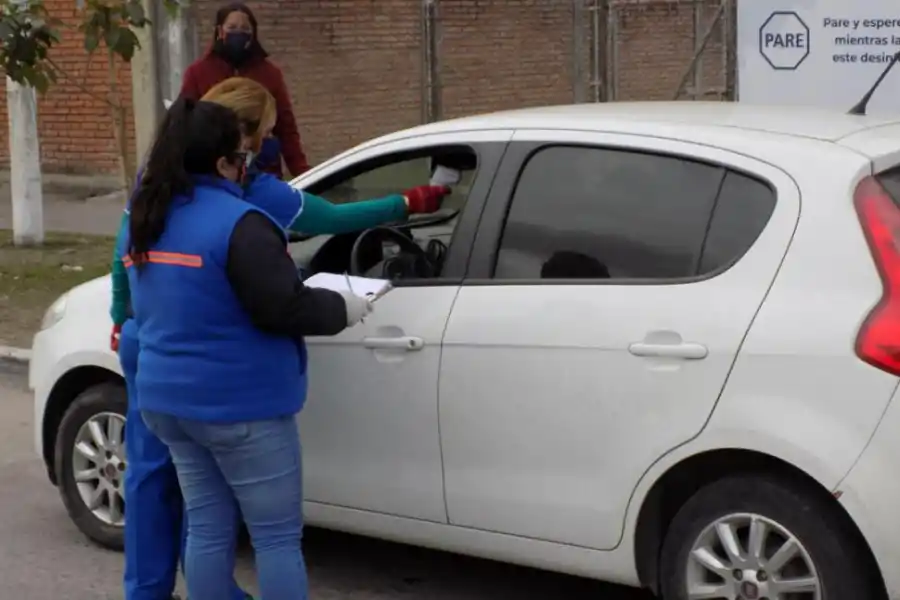 CONTROLES. Personal de sanidad controla la temperatura a conductores. 