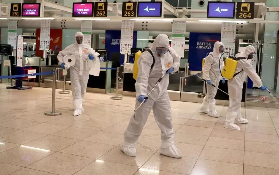 EN MARZO. Cuando se declaró la pandemia, se desinferctó a fondo el aeropuerto El Prat, de Barcelona.  REUTERS (archivo) 