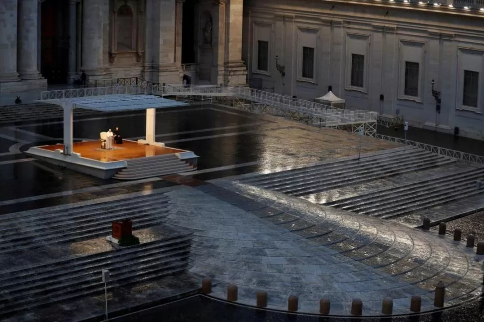  SOLEDAD. La foto del Papa impartiendo bendición en una Plaza de San Pedro vacía, un símbolo del tiempo actual.