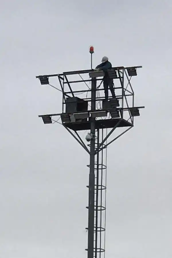 NO VAN MÁS. Los viejos artefactos comenzaron a ser retirados de las torres.