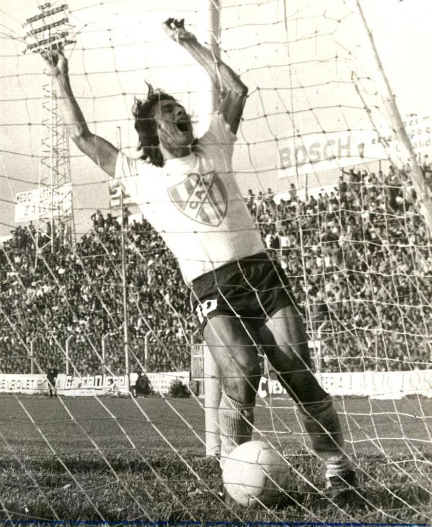 OTRO GOLEADOR. Juan Francisco Castro festejaba goles y dejaba crecer su pelo.
