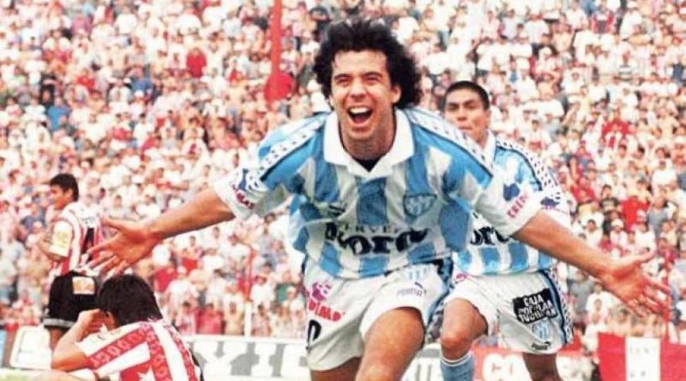 CABELLERA Y GOL ICÓNICOS. Mauro Amato celebra, con los pelos al viento, el gol que le dio el triunfo a Atlético ante San Martín en La Ciudadela, en el año 1999. Nadie puede olvidarse de Amato y de ese momento.