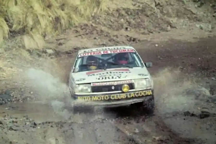 EN EL VADO. Al Renault 18 le pasó de todo, pero igual llevó a la dupla tucumana al final. Terminó en el puesto 23 de la clasificación general.