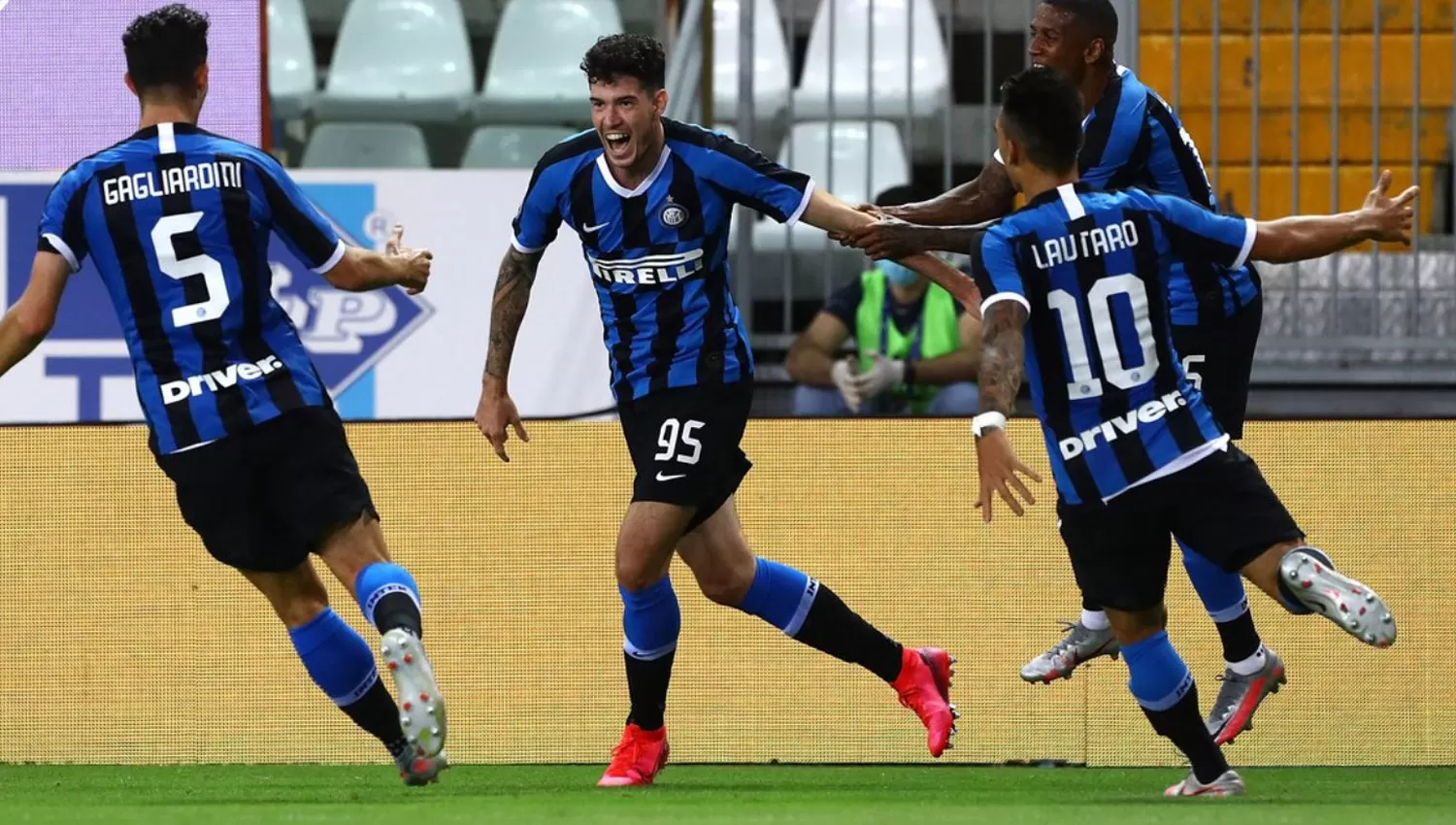 SERIE A. Alessandro Bastoni celebra su gol en la victoria ante Parma, que le permitió a Inter seguir creciendo como equipo en el regreso de la Liga de Italia. 