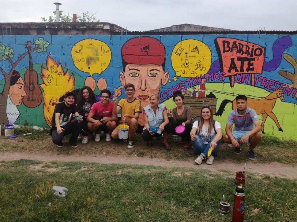 HAY EQUIPO. Algunos de los jóvenes con la artista Eli Cárdenas, luego de haber concluido la obra el año pasado.