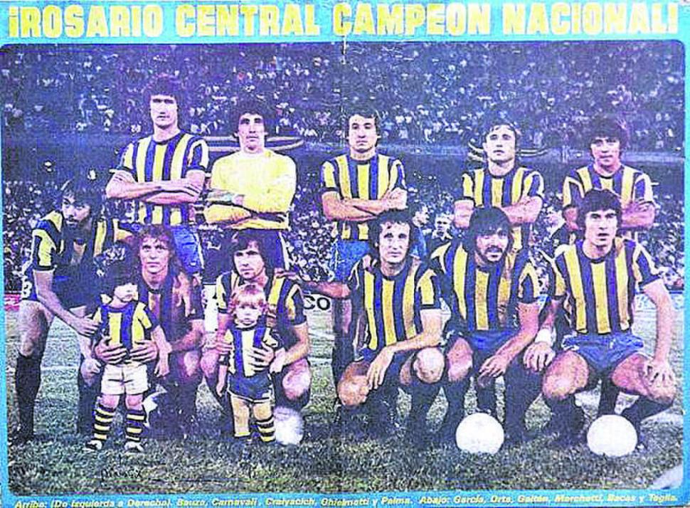 CAMPEONES. Bauza, Carnevali, Craiyacich, Ghielmetti y Palma (parados). García, Orte, Gaitán, Marchetti, Bacas y Teglia (hincados), el equipo que celebró en 1980 con Zof como entrenador.