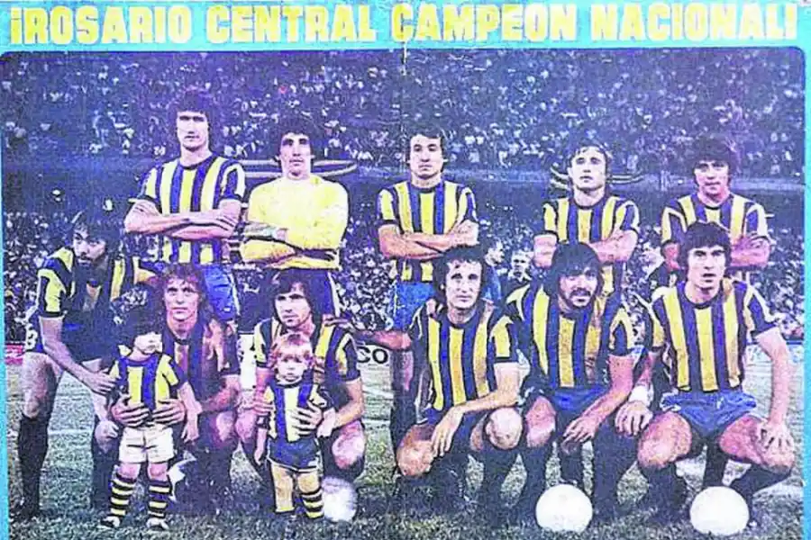 CAMPEONES. Bauza, Carnevali, Craiyacich, Ghielmetti y Palma (parados). García, Orte, Gaitán, Marchetti, Bacas y Teglia (hincados), el equipo que celebró en 1980 con Zof como entrenador.