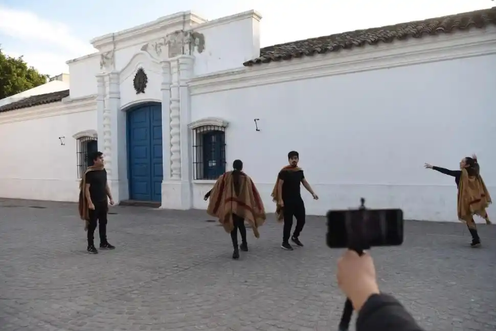 DANZA TRADICIONAL. Maestros se filmaron bailando con ponchos. 