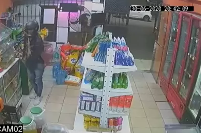 Video: simuló entrar a comprar, sacó un arma y terminó robando en dos locales en pocos minutos