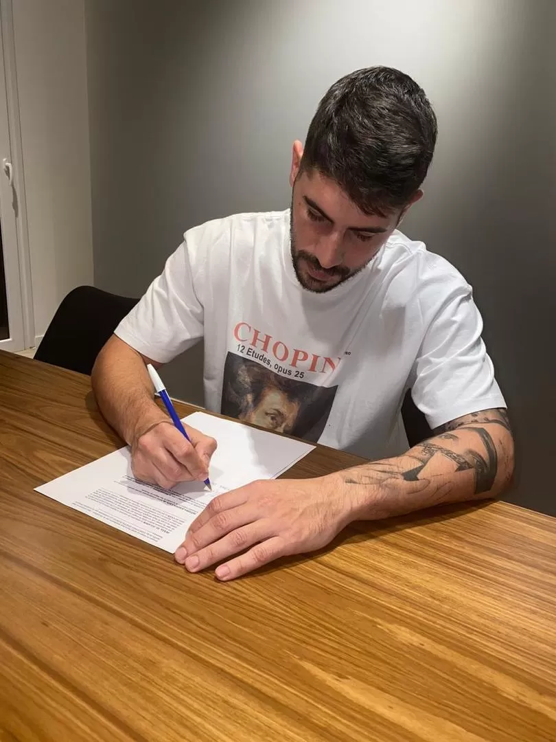 UN AUTÓGRAFO IMPORTANTE. Erbes, en Buenos Aires, firma el contrato con Atlético hasta diciembre de 2021. prensa cat   